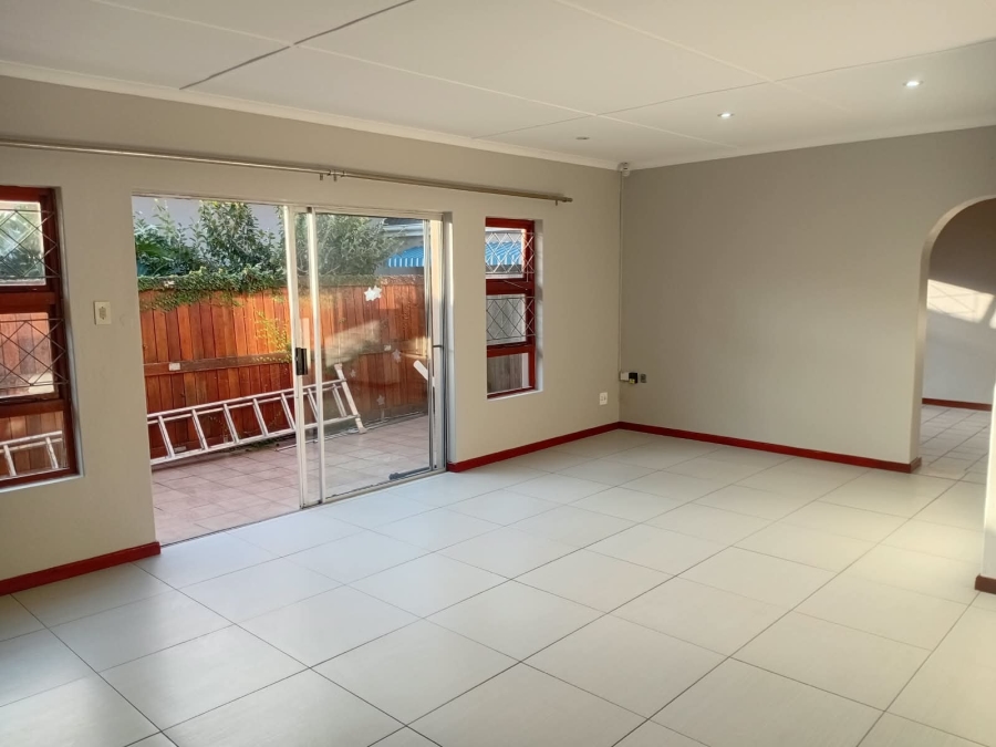 To Let 4 Bedroom Property for Rent in Bonza Bay Eastern Cape